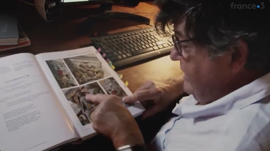 Daniel Tardy commente les photographies de son livre avec un journaliste de France 3